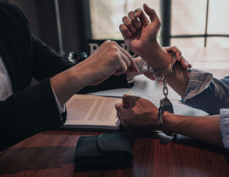 criminal defense attorney removing handcuffs from client